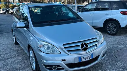 Usata Mercedes B180 109 CV (80 kW) 2011 Argento Monovolume