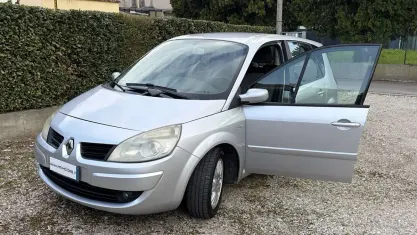 Usata Renault Scénic II 105 CV (77 kW) 2008 Argento Monovolume