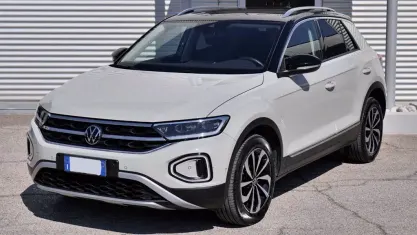 Usata VW T-Roc Style 116 CV (85 kW) 2023 Grigio pastello SUV