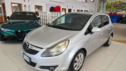 Argento Usata 2010 Opel Corsa Tre volumi | 2990 € (Buon prezzo)