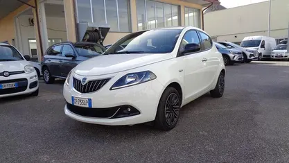 Bianco Usata 2023 Lancia Ypsilon Gold Due volumi | 12.900 € (Buon prezzo)