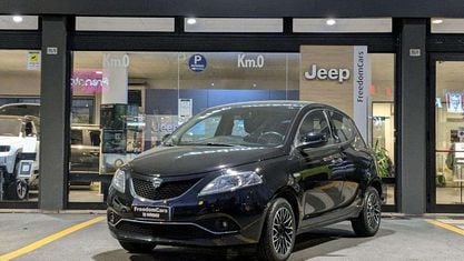 Usado Lancia Ypsilon Gold 69 CV (50 kW) 2017 Negro Utilitario