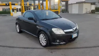 Usata Opel Tigra Edition 90 CV (66 kW) 2005 Nero Cabrio
