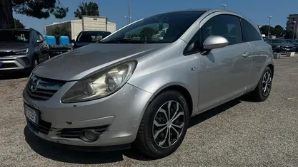 Usata Opel Corsa 86 CV (63 kW) 2011 Gray Berlina