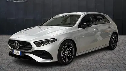 Argento Usata 2025 Mercedes A180 Advanced Plus Tre volumi | 36.400 € (Buon prezzo)