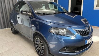 Begagnad Lancia Ypsilon Gold 70 HK (51 kW) 2022 Blå Halvkombi