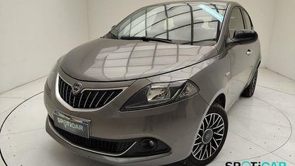 Usado Lancia Ypsilon S 70 HP (51 kW) 2024 Cinzento Citadino