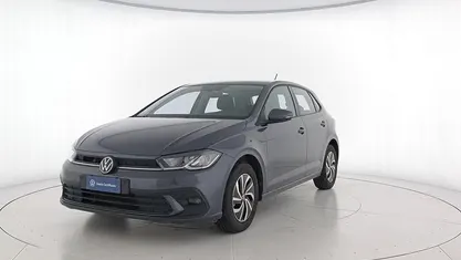 Usata VW Polo Life 95 CV (69 kW) 2023 Smoky grey metallizzato Utilitaria