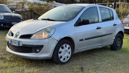 Usata Renault Clio II Luxe 75 CV (55 kW) 2006 Grigio Berlina