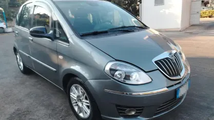 Usata Lancia Musa 95 CV (69 kW) 2011 Grigio Monovolume