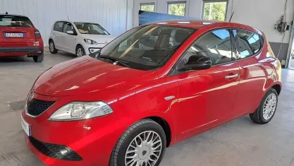 Usata Lancia Ypsilon Gold 69 CV (50 kW) 2017 Rosso Utilitaria