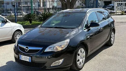 Usata Opel Astra 110 CV (80 kW) 2011 Nero Station wagon