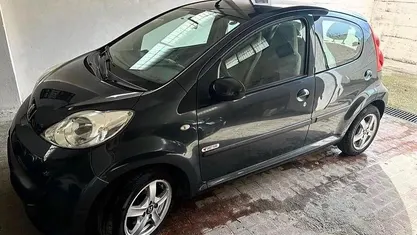 Usata Peugeot 107 68 CV (50 kW) 2011 Grigio Utilitaria