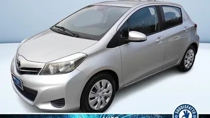 Grigio metallizzato Usata 2012 Toyota Yaris Active Tre volumi | 9200 €