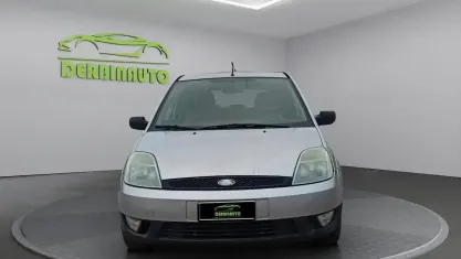 Usata Ford Fiesta Ghia 68 CV (50 kW) 2004 Grigio Utilitaria