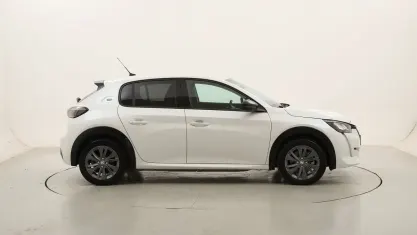 Usata Peugeot e-208 Allure 56 kW (77 CV) 2022 Biancobianco Utilitaria