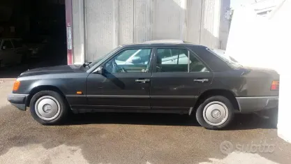 Usata Mercedes 190 105 CV (77 kW) 1988 Grigio Berlina