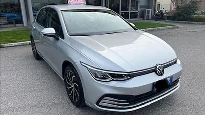Usata VW Golf VIII Life 110 CV (80 kW) 2022 Argento Berlina