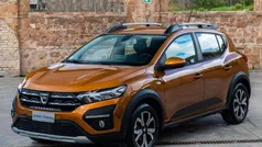 Vari colori Usata 2022 Dacia Sandero Comfort Due volumi | 13.490 € (Buon prezzo)