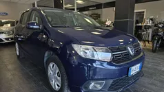 Blu/azzurro Usata 2017 Dacia Sandero Lauréate Due volumi | 6900 € (Ottimo prezzo)