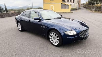 Begagnad Maserati Quattroporte 400 HK (294 kW) 2004 Blå Sedan