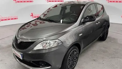 Begagnad Lancia Ypsilon Gold 69 HK (50 kW) 2018 Grå Halvkombi