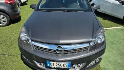 Usata Opel Astra GTC 125 CV (91 kW) 2010 Grigio Berlina