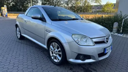 Usata Opel Tigra Sport 69 CV (50 kW) 2009 Grigio Cabrio