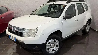 Bianco Usata 2011 Dacia Duster Tre volumi | 5900 € (Buon prezzo)