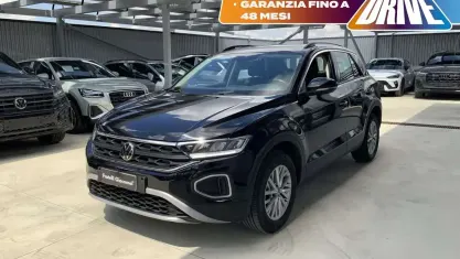Usata VW T-Roc Life 110 CV (80 kW) 2023 Deep black perlato SUV