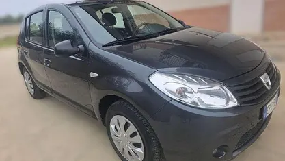 Usata 2011 Dacia Sandero Lauréate Tre volumi | 3800 € (Super prezzo)