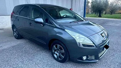 Grigio scuro Usata 2013 Peugeot 5008 Allure Monovolume | 3900 € (Ottimo prezzo)