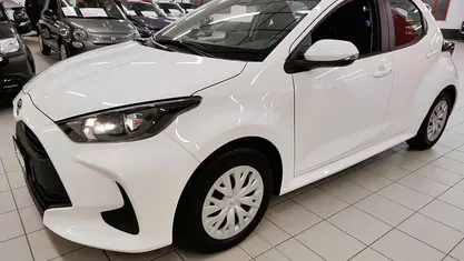 Usata Toyota Yaris Hybrid Active 92 CV (67 kW) 2025 Bianco Utilitaria