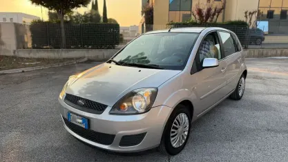 Begagnad Ford Fiesta 61 HK (44 kW) 2007 Grå Halvkombi