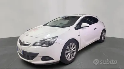 Bianco Usata 2011 Opel Astra GTC Cosmo Tre volumi | 4999 € (Buon prezzo)