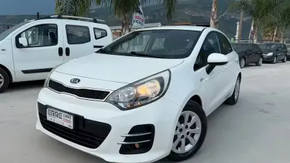 Usata Kia Rio 75 CV (55 kW) 2016 Bianco Utilitaria
