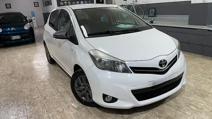 Bianco Usata 2013 Toyota Yaris Lounge Tre volumi | 5499 € (Buon prezzo)