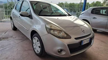 Argento Usata 2010 Renault Clio II Tre volumi | 4700 € (Buon prezzo)