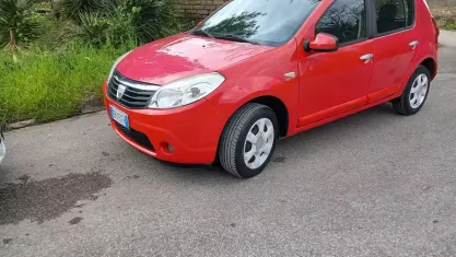 Usata Dacia Sandero Lauréate 72 CV (52 kW) 2010 Rosso Berlina