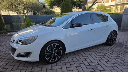 Usata Opel Astra Cosmo 140 CV (102 kW) 2013 Berlina