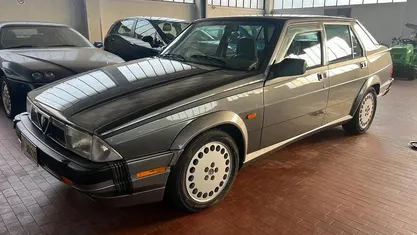 Usata Alfa Romeo 75 155 CV (114 kW) 1989 Giallo Berlina