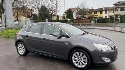Usata Opel Astra Cosmo 125 CV (91 kW) 2010 Grigio Berlina