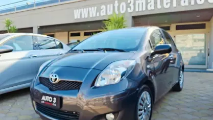 Usata Toyota Yaris 90 CV (66 kW) 2011 Grigio Utilitaria