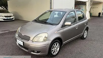 Grigio Usata 2005 Toyota Yaris Sol Tre volumi | 1590 € (Ottimo prezzo)