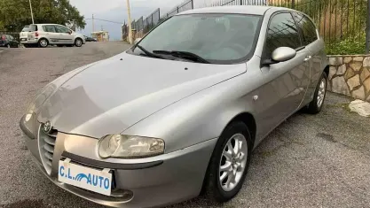 Usata Alfa Romeo 147 120 CV (88 kW) 2001 Grigio Utilitaria