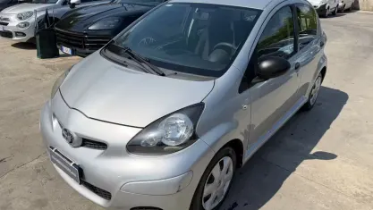 Usata Toyota Aygo 68 CV (50 kW) 2010 Argento Utilitaria