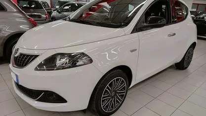 Usata Lancia Ypsilon Gold 69 CV (50 kW) 2022 Bianco Utilitaria