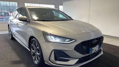 Usado Ford Focus ST-Line 116 CV (85 kW) 2024 Plateado Berlina