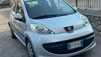 Usata Peugeot 107 54 CV (39 kW) 2007 Argento Utilitaria