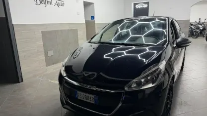 Usata Peugeot 208 Active 68 CV (50 kW) 2018 Nero Utilitaria